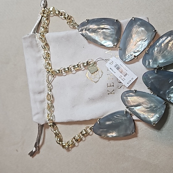 Kendra Scott Harlow Statement Necklace. Gray Illusion - Picture 7 of 7